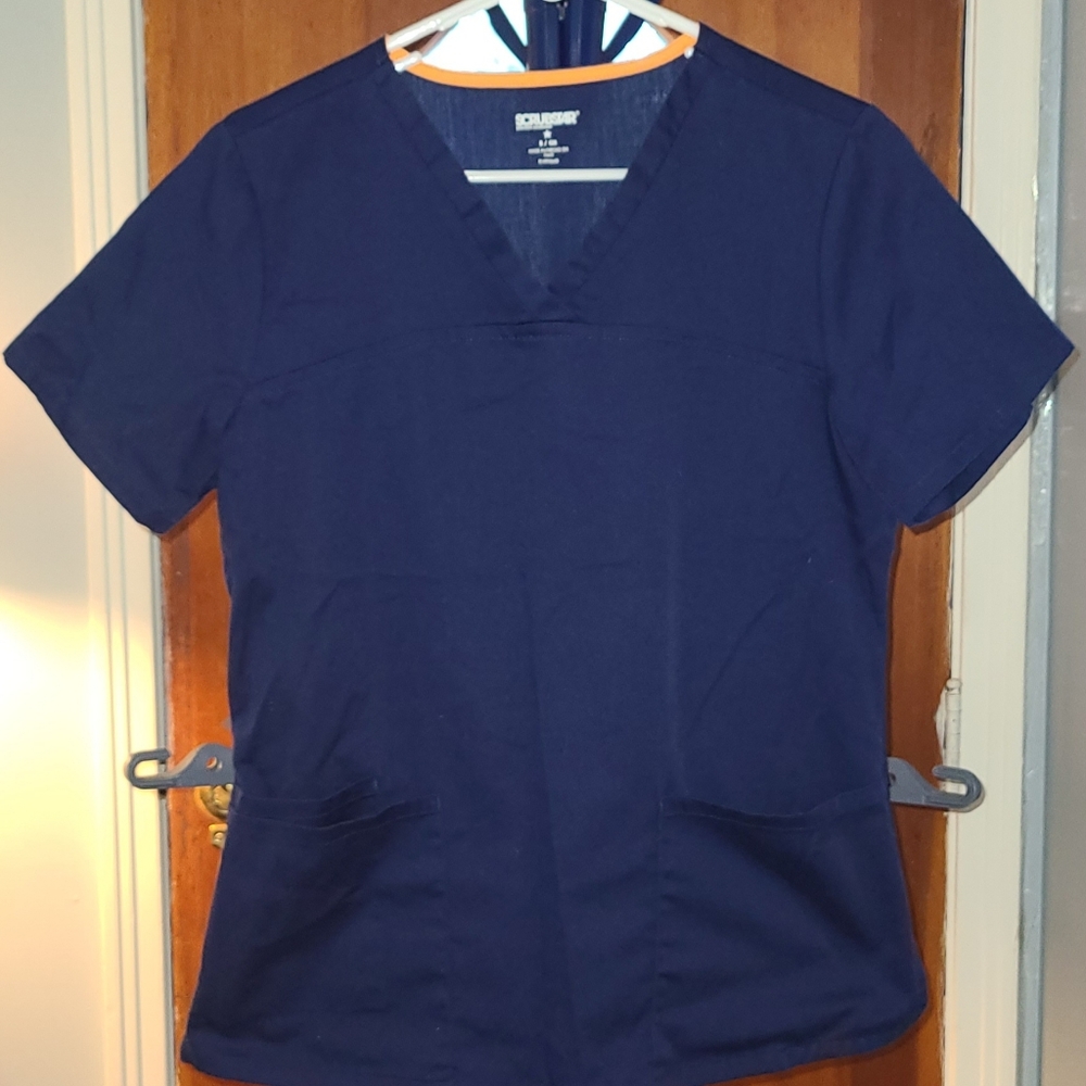 Scrub set